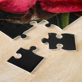 Rote Rose gegen schwarzen Hintergrund Puzzle (Seite)