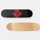 Rote Rose gegen schwarzen Hintergrund Skateboard (Horizontal)