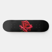 Rote Rose gegen schwarzen Hintergrund Skateboard (Horizontal)