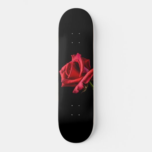Rote Rose gegen schwarzen Hintergrund Skateboard (Vorderseite)