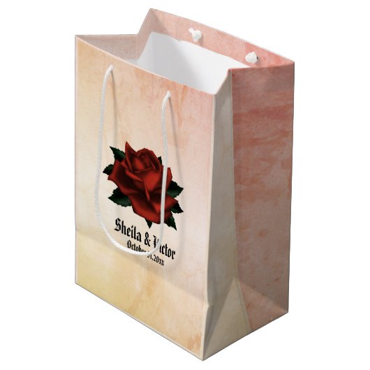 Rote Rose Gothic Wedding Personalisiert Peach Mittlere Geschenktüte (Vorderseite Schrägansicht)