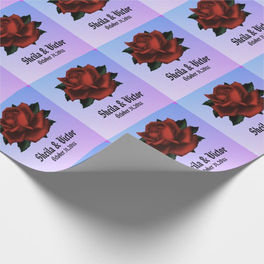 Rote Rose Gotische Hochzeitnamen und Datum Lila Geschenkpapier (Ecke)