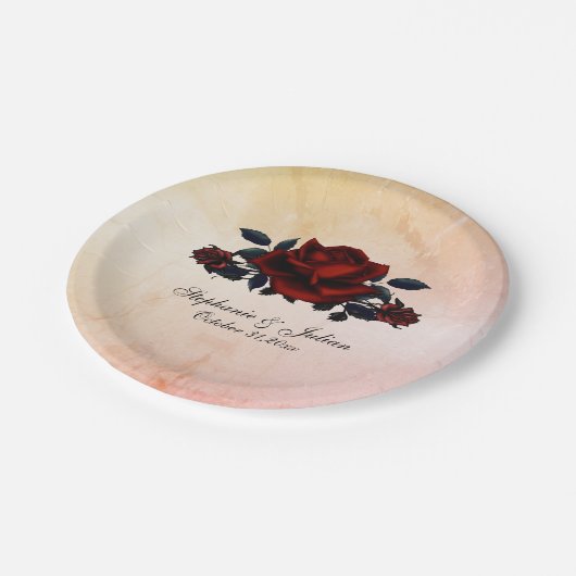Rote Rose Gotische Hochzeitnamen und Datumsangaben Pappteller (Schrägansicht)