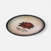 Rote Rose Gotische Hochzeitnamen und Datumsangaben Pappteller (Schrägansicht)