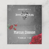 Rote Rose & Grunge Textured Wedding Platzkarte (Außenseite Aufgefaltet)