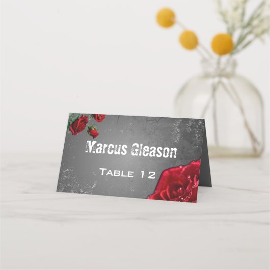 Rote Rose & Grunge Textured Wedding Platzkarte (Vorderseite)