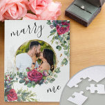 Rote Rose heiraten Me Script Vorschlag Foto Puzzle<br><div class="desc">Heiratsvorschlag in Form eines Puzzles mit romantischem Foto-Set in einem doppelten goldenen Ringrahmen. Das Design zeichnet sich durch schöne rote Rosen und Eukalyptus-Blätter aus und wird in eleganter Schriftzypografie mit "heiraten mir" versehen. Perfekter Prop und Sake für Ihr Heiratsangebot und Ihre Verlobung Ankündigung. Der schwarz-weiße Hintergrund und die Typografie-Farben lassen...</div>