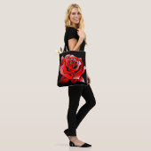 Rote Rose im schwarzen Hintergrund Tasche (Am Model)