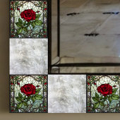 Rote Rose im Sichtfenster mit festgeklemmtem Glas Fliese