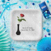 Rote Rose in Vase auf weißem Damast Pappteller (Party)