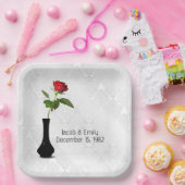 Rote Rose in Vase auf weißem Damast Pappteller (Party)