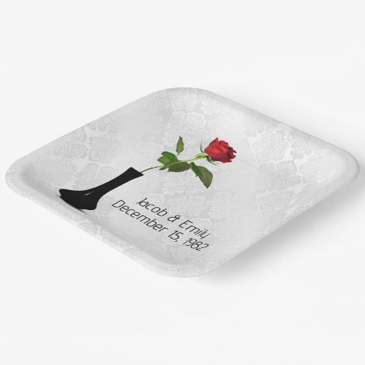 Rote Rose in Vase auf weißem Damast Pappteller (Gewinkelt)