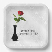 Rote Rose in Vase auf weißem Damast Pappteller (Vorderseite)