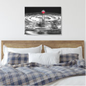 rote Rose in Wassertröpfchen Leinwanddruck (Insitu (Schlafzimmer))