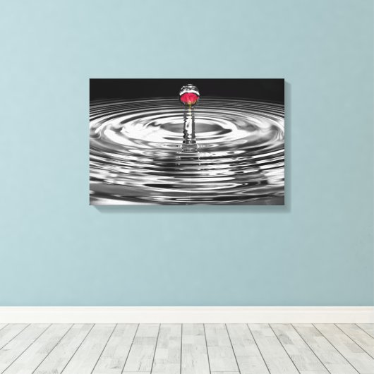rote Rose in Wassertröpfchen Leinwanddruck (Insitu (Holzboden))