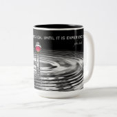 rote Rose in Wassertröpfchen mit Anführungszeichen Zweifarbige Tasse (VorderseiteRechts)