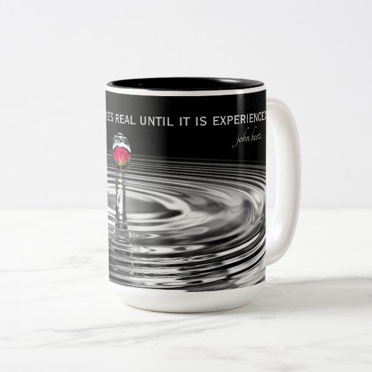 rote Rose in Wassertröpfchen mit Anführungszeichen Zweifarbige Tasse (VorderseiteRechts)