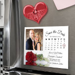 Rote Rose Kalender Foto Hochzeit Retten Datums Mag Magneteinladung<br><div class="desc">Diese wunderschönen Magnetkarten sind der perfekte Weg, um Ihre Familie und Ihre Freunde wissen, Save the Date für Ihre kommende Hochzeit lassen. Das romantische Design besticht durch einen Single, dessen rote Rose sich auf der Seite befindet und in einem Wasserbecken mit dem Foto darüber reflektiert oder spiegelt. Rechts davon befindet...</div>