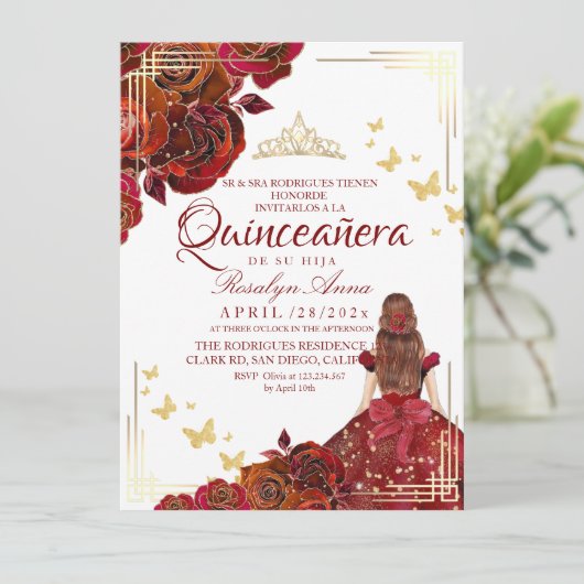 Rote Rose Maroon Gold Butterfly Quinceañera Einladung (Stehend Vorderseite)