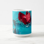  Rote Rose mit blauem Hintergrund Kaffeetasse (Mittel)
