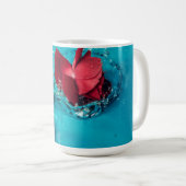 Rote Rose mit blauem Hintergrund Kaffeetasse (VorderseiteRechts)