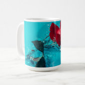  Rote Rose mit blauem Hintergrund Kaffeetasse (Vorderseite Links)