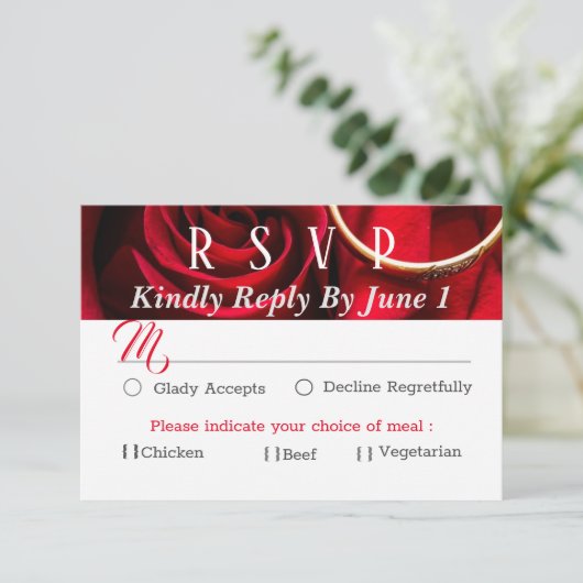 Rote Rose mit Ring Wedding RSVP Karte (Stehend Vorderseite)