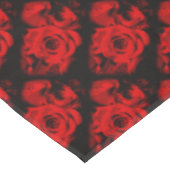 Rote Rose mit schwarzer Tischdecke (Schrägansicht)