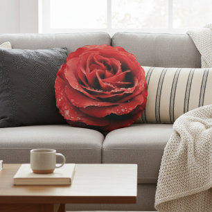 Rote Rose mit Tautropfen Rundes Kissen
