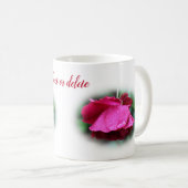 Rote Rose nach Regen Personalisiert Kaffeetasse (VorderseiteRechts)