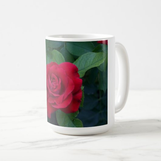Rote Rose Nah Kaffeetasse (VorderseiteRechts)
