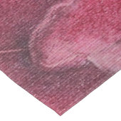 Rote Rose nah Tischdecke (Schrägansicht)