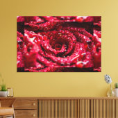 Rote Rose oben mit Wassertropfen Premium verpackt Leinwanddruck (Insitu (Wohnzimmer))