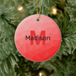 Rote Rose ombre geometrisches Maschenmuster Monogr Keramik Ornament<br><div class="desc">Rote Rose ombre geometrisches Maschenmuster Monogram Keramik Weihnachtsbaum Ornament. Monogram Personalize mit Ihrem benutzerdefinierten Initial und Namen. Dreieckige geometrische Masche mit heller dunkler Rote Rose ombre Farbverlauf moderne Design.</div>