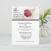 Rote Rose & Perlen Hochzeit Einladung (Stehend Vorderseite)