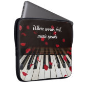 Rote Rose Petals auf Klavier Laptopschutzhülle (Vorne Rechts)