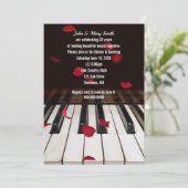 Rote Rose Petals auf Piano 35. Jubiläum Einladung (Stehend Vorderseite)