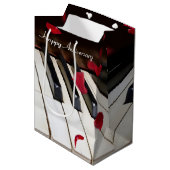 Rote Rose Petals auf Piano Mittlere Geschenktüte (Vorderseite Schrägansicht)