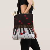 Rote Rose Petals auf Piano Tote Tasche (Von Nahem)
