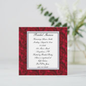 Rote Rose Petals Bridal Dusche Einladung (Stehend Vorderseite)