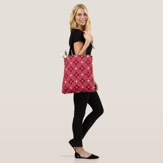 Rote Rose Petals Diamond Pattern Tasche (Am Model)
