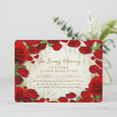 Rote Rose Petals Golden Memorial Service Einladung (Stehend Vorderseite)