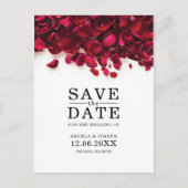 Rote Rose Petals Hochzeitssache speichern das Datu Ankündigungspostkarte (Vorderseite)