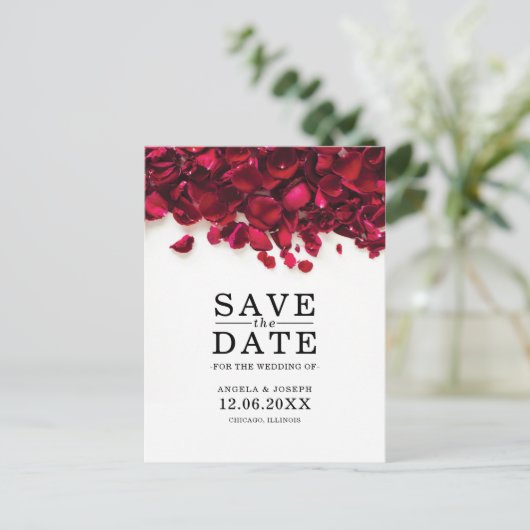 Rote Rose Petals Hochzeitssache speichern das Datu Ankündigungspostkarte (Stehend Vorderseite)