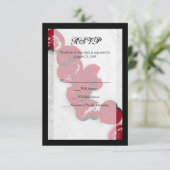Rote Rose Petals im Schnee, Winterhochzeit RSVP Karte (Stehend Vorderseite)