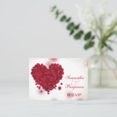 Rote Rose Petals Liebe Heart Wedding RSVP Begleitkarte (Stehend Vorderseite)