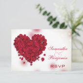 Rote Rose Petals Liebe Heart Wedding RSVP Karte (Stehend Vorderseite)
