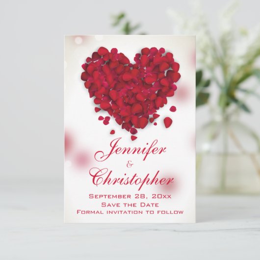 Rote Rose Petals Liebe Herz Save the Date (Stehend Vorderseite)
