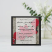 Rote Rose Petals on Sand Beach Wedding Einladung (Stehend Vorderseite)