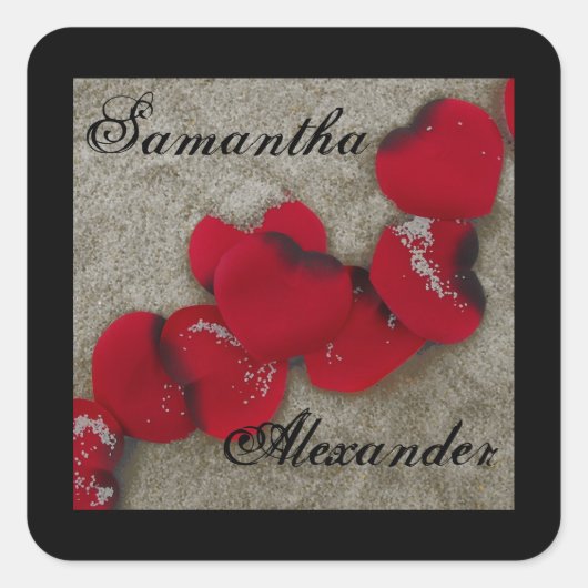 Rote Rose Petals on Sand Beach Wedding Quadratischer Aufkleber (Vorderseite)